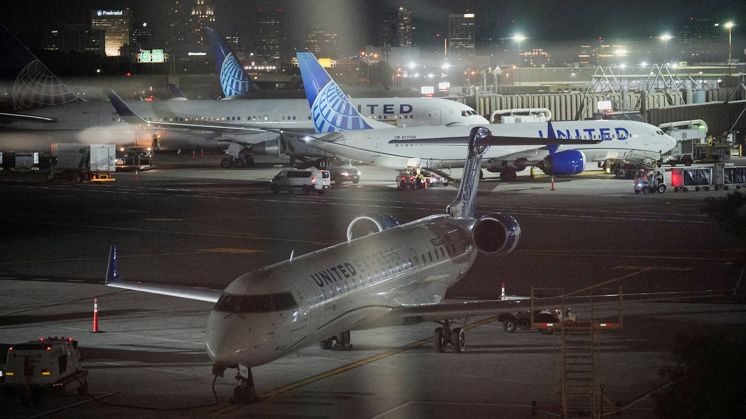 Chaos na lotniskach w USA. Tysiące lotów opóźnionych, pasażerowie czekają godzinami