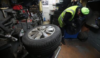 Czy jest sens kupować opony całoroczne? Eksperci ujawnili, dlaczego takie ogumienie może kosztować cię więcej