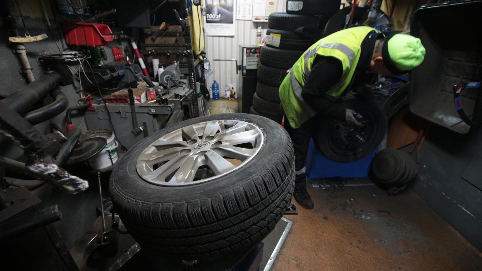 Czy jest sens kupować opony całoroczne? Eksperci ujawnili, dlaczego takie ogumienie może kosztować cię więcej