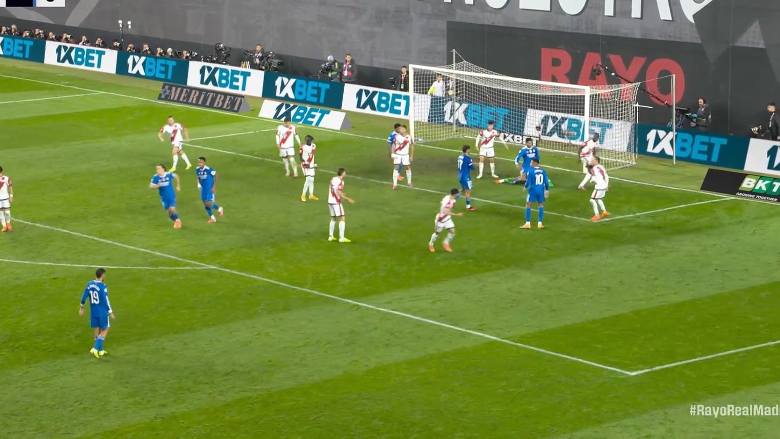 Zagrali dla Barcelony! Ależ sensacja w meczu Realu Piłka nożna