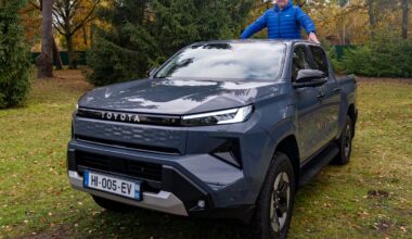 Toyota Hilux 9 generacji. Zmieścisz worki cementu, drewno i karabin. Twardziel w nowej wersji