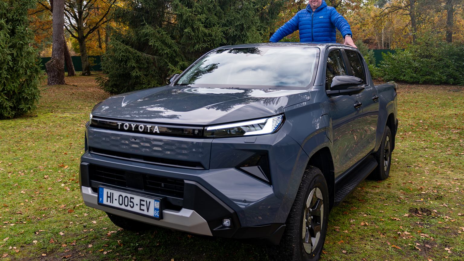 Toyota Hilux 9 generacji. Zmieścisz worki cementu, drewno i karabin. Twardziel w nowej wersji