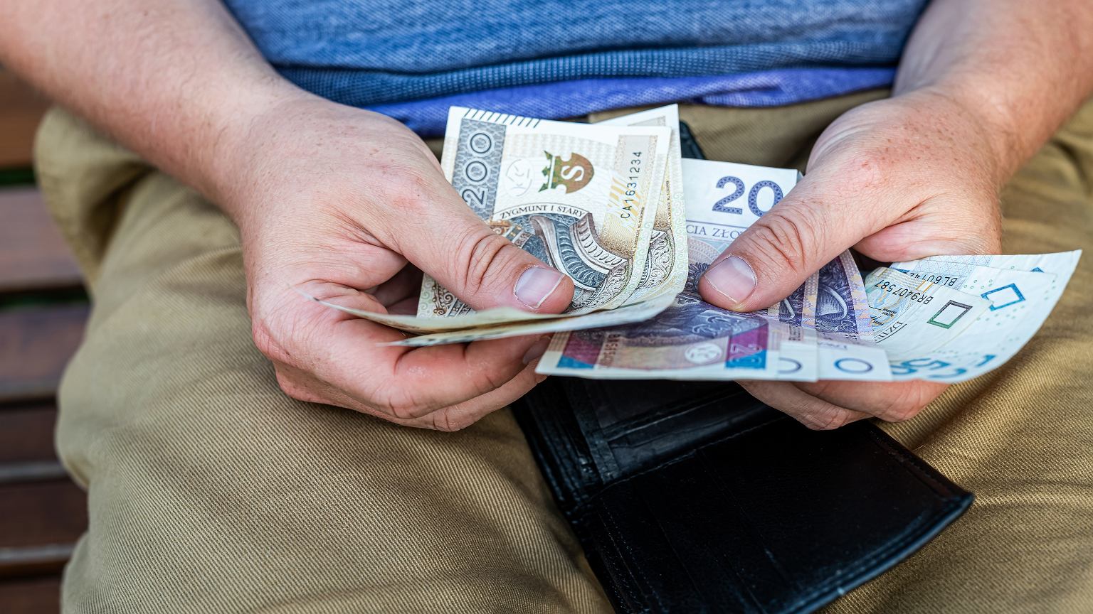 Gdzie dorobić przed świętami? Praca przed świętami może się opłacać. Na takie zarobki możemy liczyć