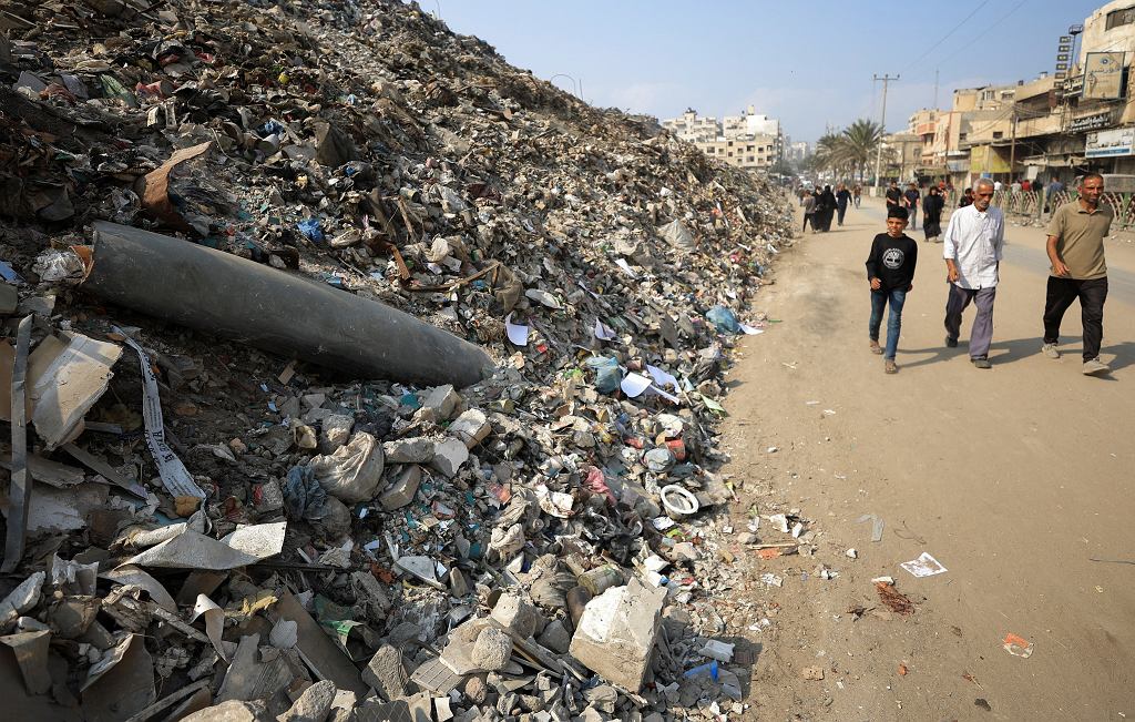 Korpus bomby lotniczej - wyglądem przypominającym bombę serii Mk-80 - w gruzach Strefy Gazy, 11 listopada 2025 roku