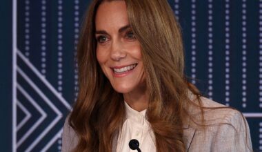 Księżna Kate zachwyciła w szarym garniturze. Dobór koszuli to strzał w dziesiątkę - Plotek.pl