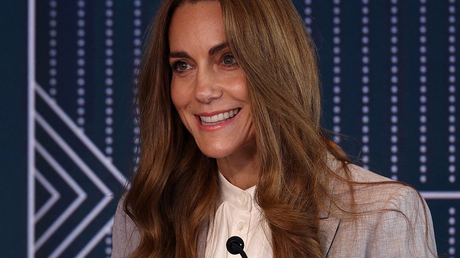 Księżna Kate zachwyciła w szarym garniturze. Dobór koszuli to strzał w dziesiątkę - Plotek.pl