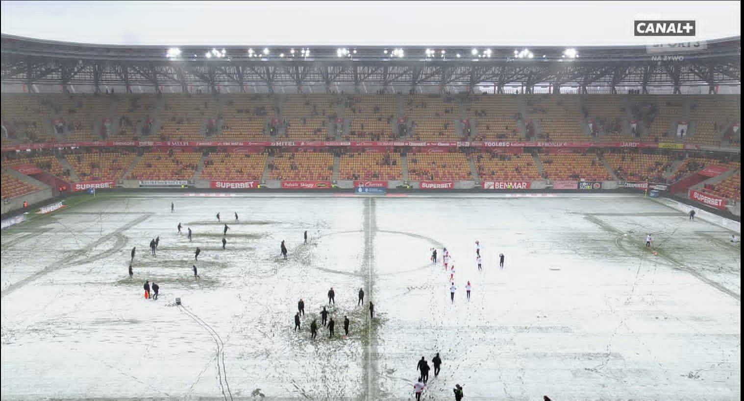 Atak zimy w Polsce! Mecz Ekstraklasy odwołany Piłka nożna