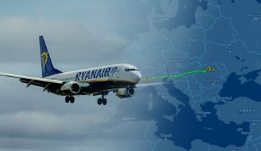 Samolot linii lotniczych Ryanair w locie, z fragmentem mapy Europy w tle, ilustrujący trasę lotniczą.