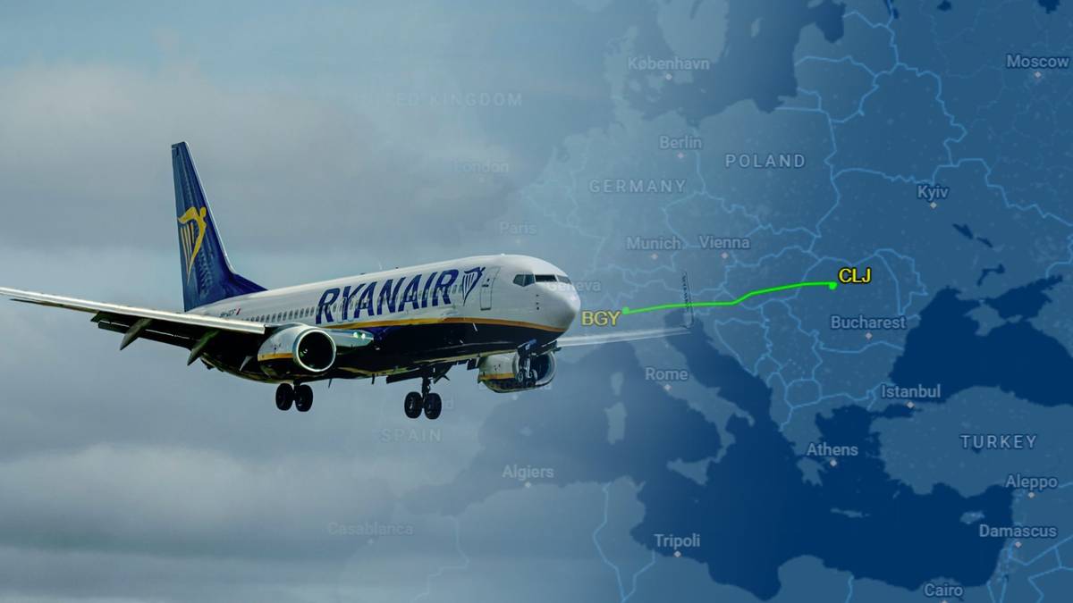 Samolot linii lotniczych Ryanair w locie, z fragmentem mapy Europy w tle, ilustrujący trasę lotniczą.