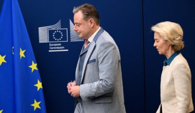 Przewodnicząca Komisji Europejskiej Ursula Von der Leyen i premier Belgii Bart de Wever w Brukseli, 14 listopada 2025 r.
