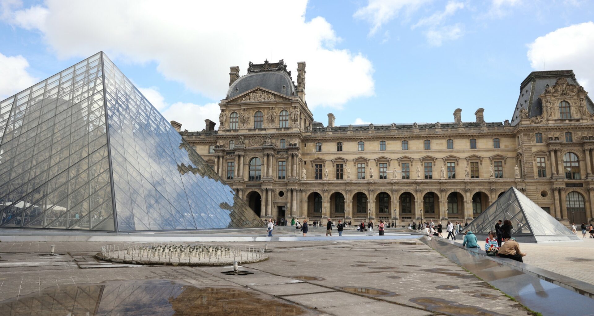 Trwa śledztwo w sprawie kradzieży w Luwrze