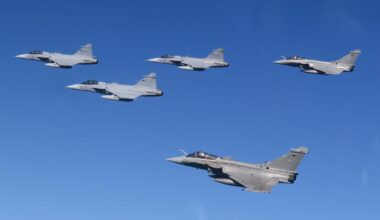 Wielozadaniowe samoloty bojowe Dassault Rafale i Saab Gripen na francusko-szwedzkich ćwiczeniach wojskowych.