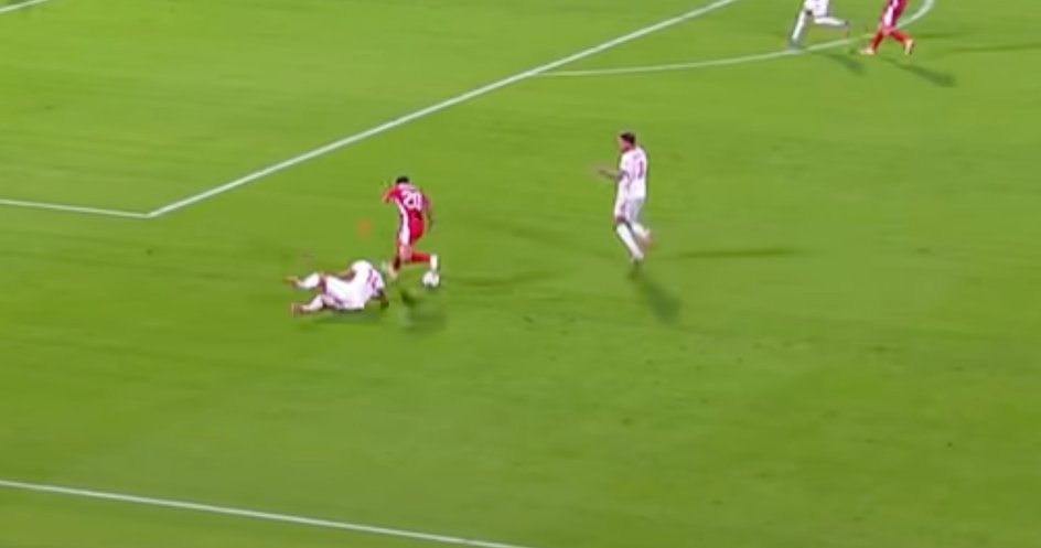 Zły wślizg Jakuba Kiwiora, którzy nie przerywa akcji Maltańczyków