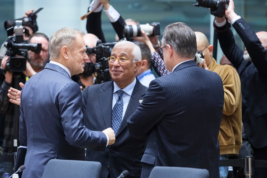 Komisarz Antonio Costa podczas rozmowy z premierem Donaldem Tuskiem w trakcie szczytu w Brukseli w sprawie pomocy dla Ukrainy.