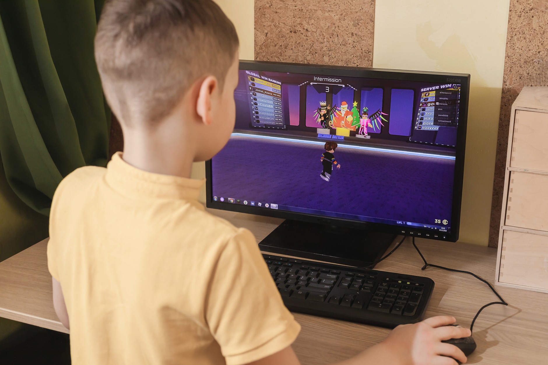 Chłopiec grający na Robloksie. Zdjęcie ilustracyjne