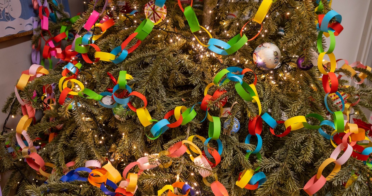 Łańcuch z papieru na choinkę wykonują dzieci już od 100 lat /East News/ARKADIUSZ ZIOLEK/East News/Arkadiusz Barbarowski /INTERIA.PL