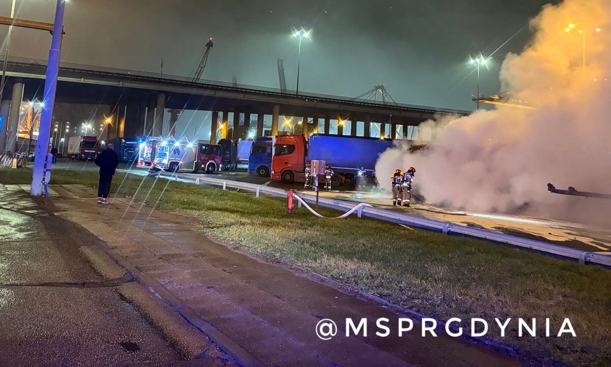 Gdynia: Pożar w porcie kontenerowym. Płonęła cysterna, zginął kierowca