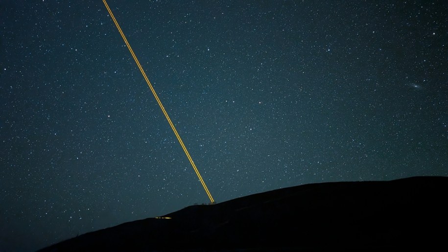 Niebo nad Obserwatorium Paranal ESO. Widać lasery teleskopu VLT, po prawej delikatnie widoczna Wielka Galaktyka Andromedy /Fot. Grzegorz Jasiński /RMF FM