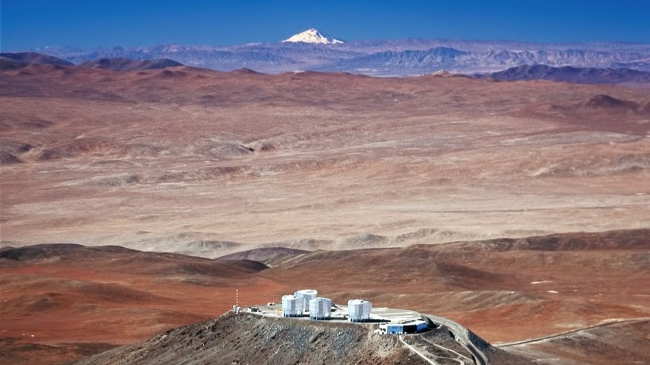 Niebywałą przejrzystość powietrza nad Atakamą potwierdza to, wykonane w 2009 roku zdjęcie. Widoczny w tle wulkan Llullaillaco (6,720 m.n.p.m.) znajduje się w odległości... 190 km. /Fot. ESO/G.Hüdepohl (atacamaphoto.com) /Materiały prasowe