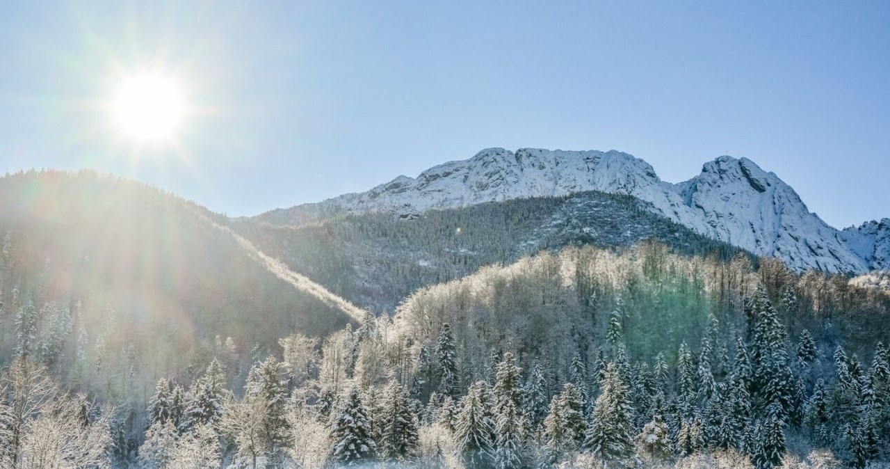 Zaobserwowano ogromne plamy na Słońcu. Co to oznacza?