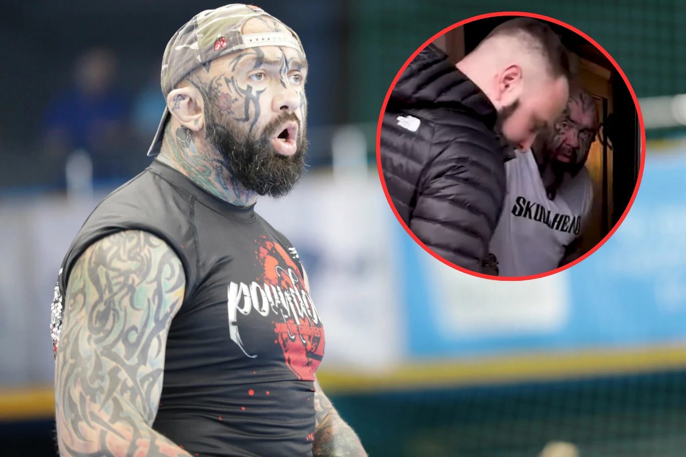 Sportowiec z licznymi tatuażami na ciele i twarzy, ubrany w koszulkę sportową, stoi w hali sportowej. W prawym górnym rogu umieszczone jest powiększenie fragmentu sceny, na którym widać dwóch mężczyzn podczas rozmowy, z czego jeden z nich ma widoczne t...