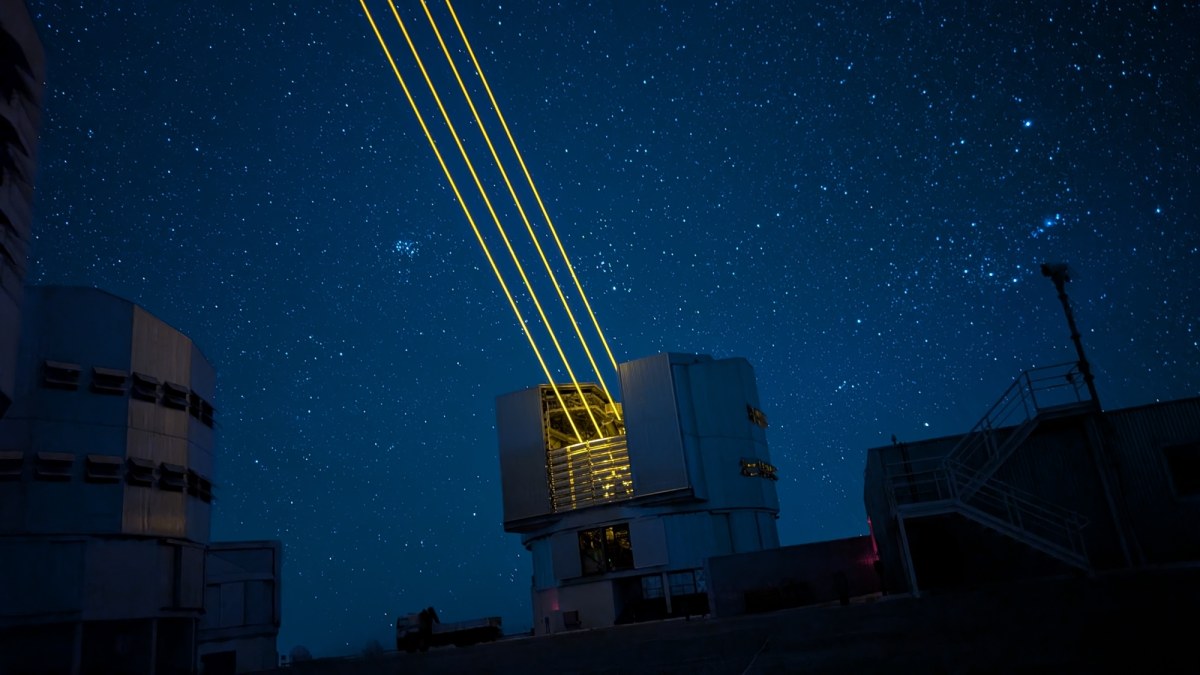 VLT. Bardzo duże okno na Wszechświat. A właściwie... wiele okien