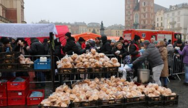 Kraków: Tradycyjna Wigilia dla potrzebujących i bezdomnych na Rynku Głównym