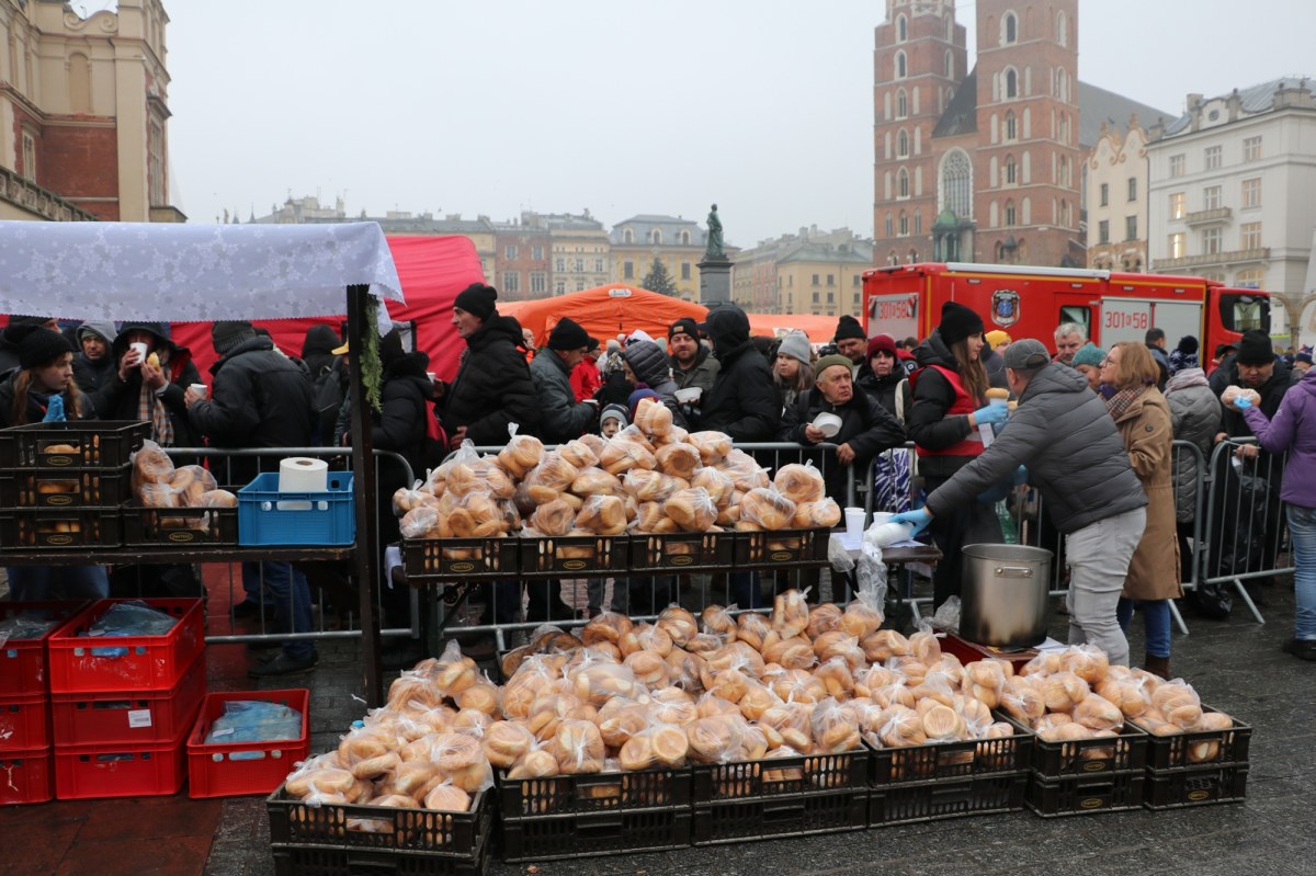 Kraków: Tradycyjna Wigilia dla potrzebujących i bezdomnych na Rynku Głównym