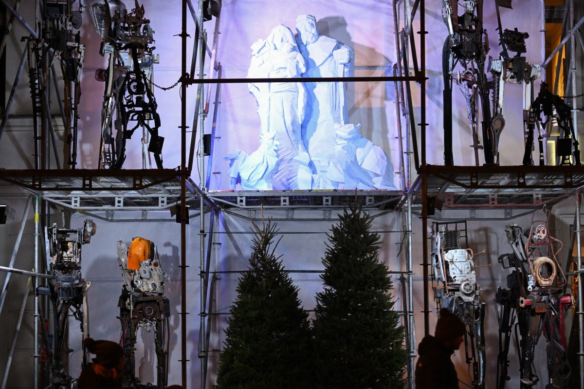 Gdańsk. Szopka ze złomu odsłonięta w Oliwie.