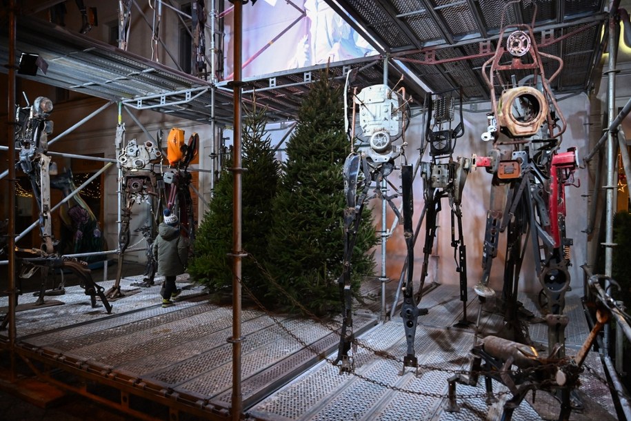 Szopka ze złomu w Gdańsku /Adam Warżawa /PAP