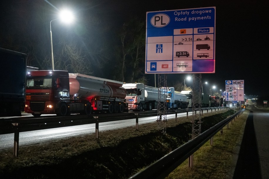 Ciężarówki czekają na polsko-ukraińskim przejściu w Dorohusku. /Wojtek Jargiło /PAP