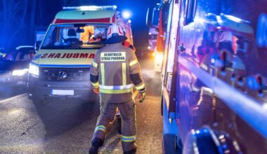 Pięćmorgi: Auto bez kierowcy spadło z wiaduktu na tory. Później uderzył w nie pociąg