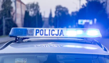Tajemnicza eksplozja w domu w Plewiskach: Dwie osoby ranne, policja zabezpieczyła proch i broń