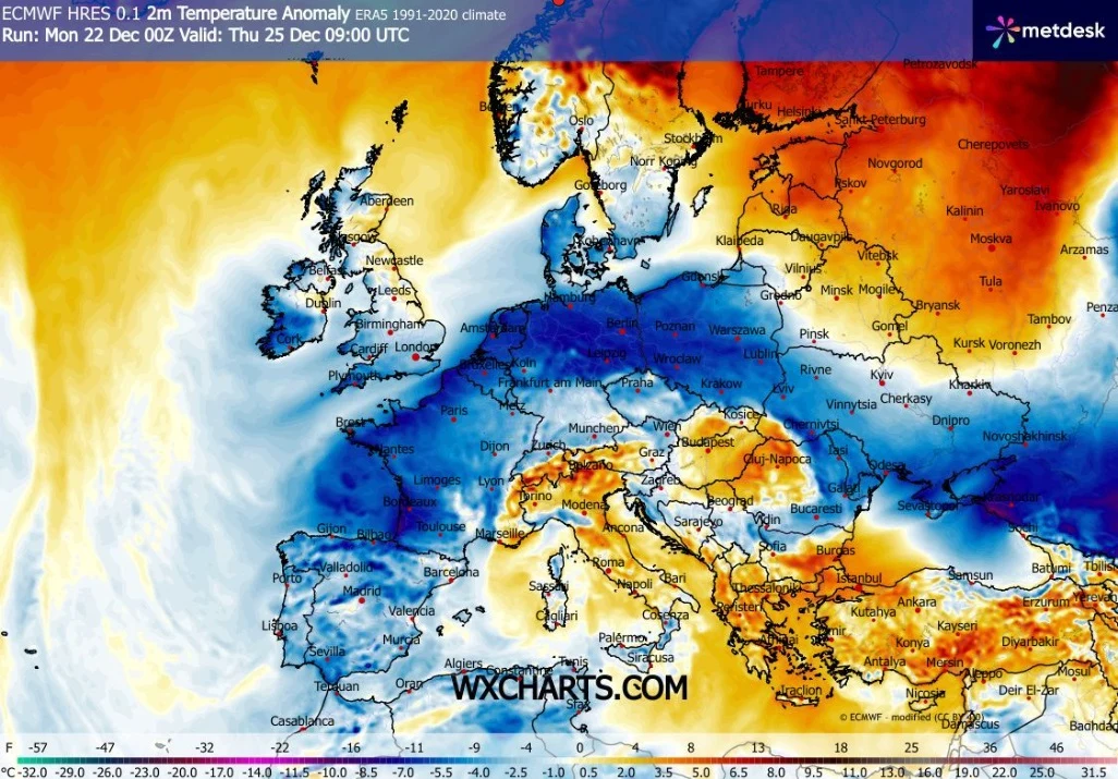 Mapa Europy z nałożonymi kolorami reprezentującymi anomalię temperatury w okresie zimowym. Widoczne duże różnice temperatur – cieplejsze od normy obszary zaznaczone pomarańczowym i czerwonym kolorem, chłodniejsze niebieskim. Wskazane główne miasta, gra...