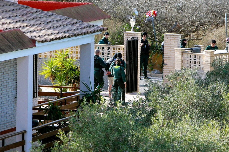 Służby po 20 godzinach weszły do willi w Elche /PAP/EPA