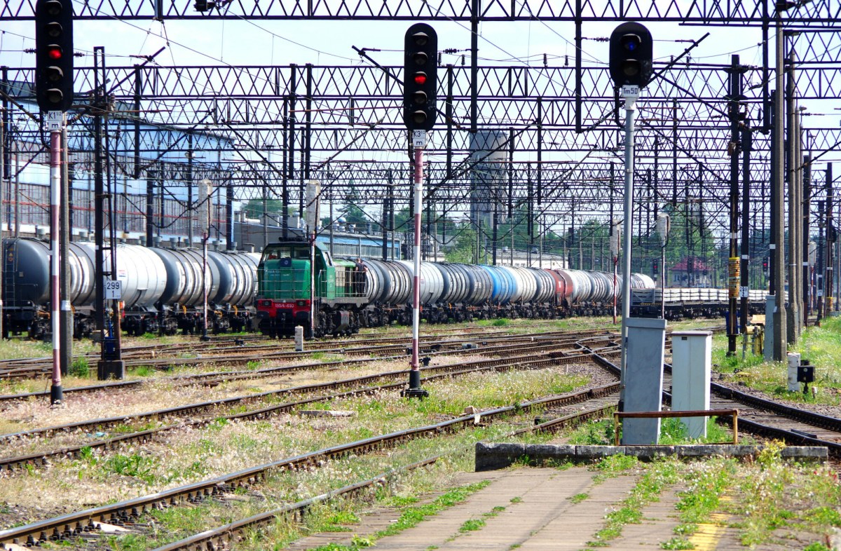 Gostynin: Cysterna z siarką rozszczelniła się na dworcu. Służby apelują o unikanie tego rejonu