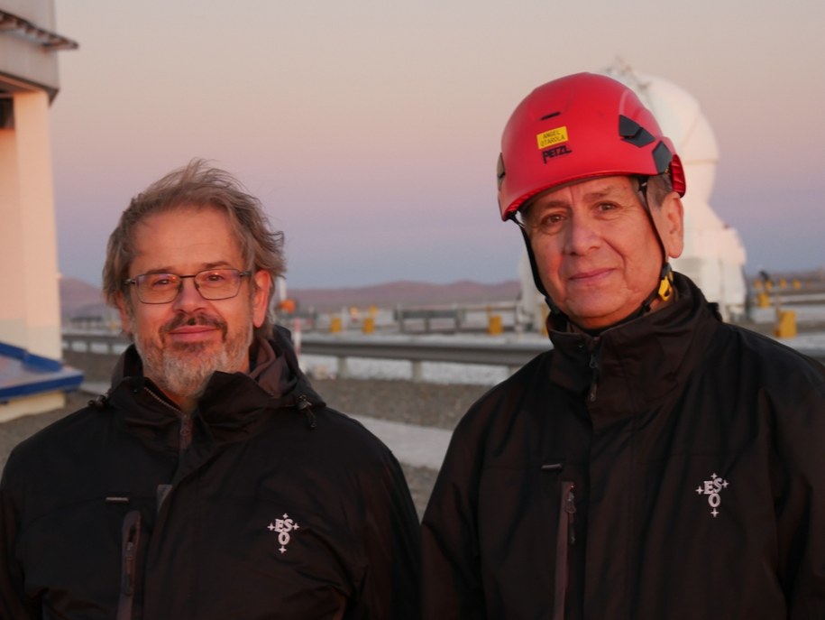 Luca Sbordone (po lewej) i Angel Otarola na platformie teleskopu VLT /Fot. Grzegorz Jasiński /RMF FM