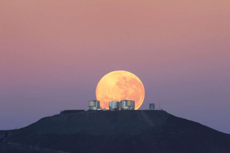 I jak tu się nie zachwycać? Zachód Księżyca nad Cerro Paranal i VLT fotografowany z drogi do Cerro Armazones, miejsca budowy ELT /Fot. G.Gillet/ESO /RMF FM