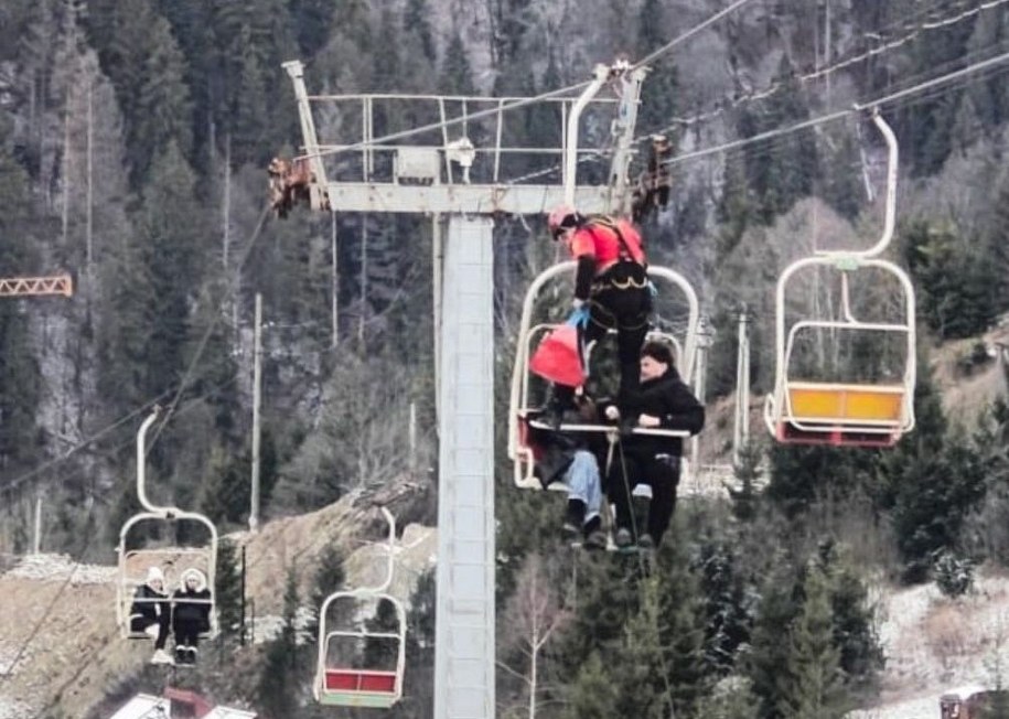 Trwa akcja ratunkowa w kompleksie narciarskim Zachar Barkut /ДСНС України /