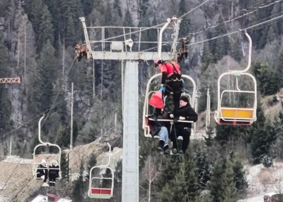Kilkadziesiąt osób utknęło na wyciągu krzesełkowym. Zakończono akcję ratunkową - Świat Na terenie kompleksu narciarskiego Zachar Berkut w ukraińskim obwodzie lwowskim doszło do poważnej awarii wyciągu krzesełkowego. 78 osób utknęło na wysokości - na szczęście ratownikom udało się ewakuować wszystkich pasażerów.