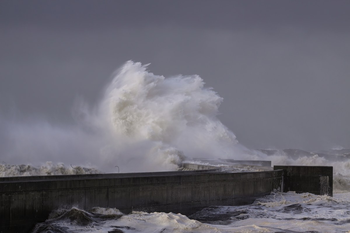 Niebezpieczna pogoda nad Bałtykiem. IMGW ostrzega przed sztormem i gwałtownym wzrostem poziomu wód