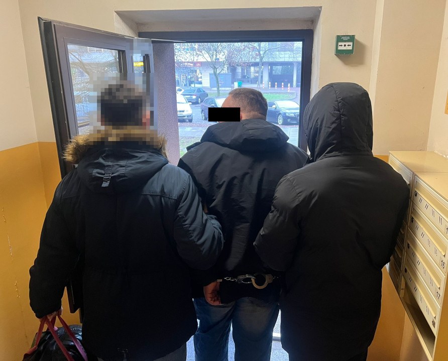 Policjanci z zatrzymanym 36-latkiem /Policja