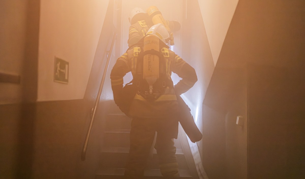 Nocny pożar pod Warszawą. Ucierpiały dwie osoby, lądował LPR - RMF24