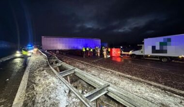 Podlaskie: Tragedia na S8 w Złotorii. Auto wbiło się w ciężarówkę, jedna osoba nie żyje