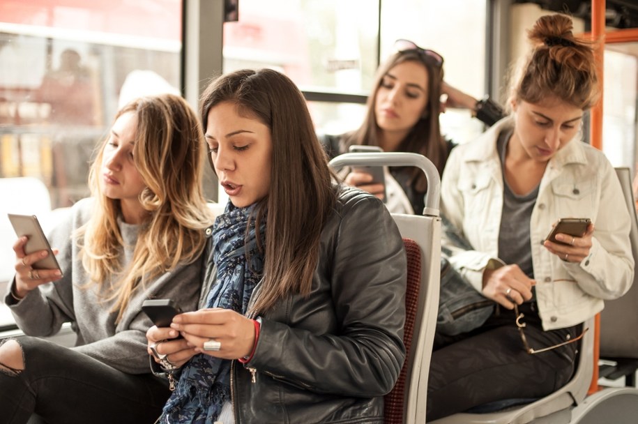 Rewolucja w komunikacji miejskiej w Krakowie. Za głośne korzystanie z telefonu grozi wysoka kara /Shutterstock