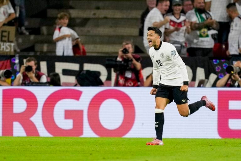 Nadiem Amiri cieszy się z gola dla reprezentacji Niemiec w meczu z Irlandią Północną