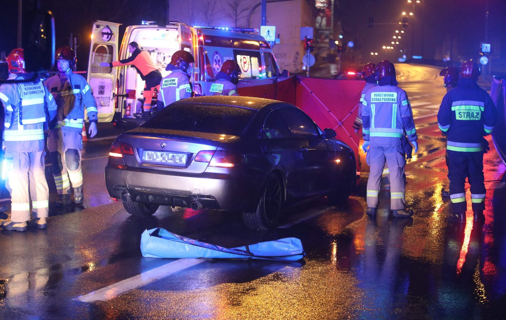 Tragedia na ul. Alojzego Śliwy w Olsztynie. Mężczyzna wbiegł przed jadące samochody [ZDJĘCIA, WIDEO]