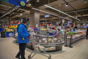 Żabka wypada z gry o Carrefoura. Przy stole jeden kandydat