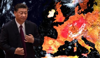 Przywódca Chin Xi Jinping w Pekinie, 8 kwietnia 2022 r. W tle grafika uwzględniająca mapę Europy