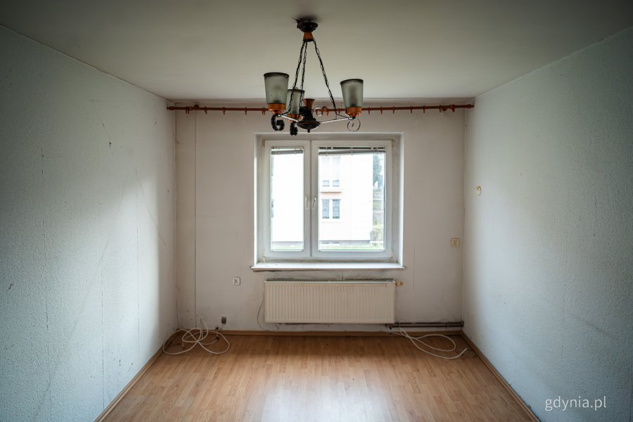 Wnętrze jednego z mieszkań komunalnych w Gdyni, które wymaga remontu i zostanie uwzględnione w programie (fot. Kamil Złoch)